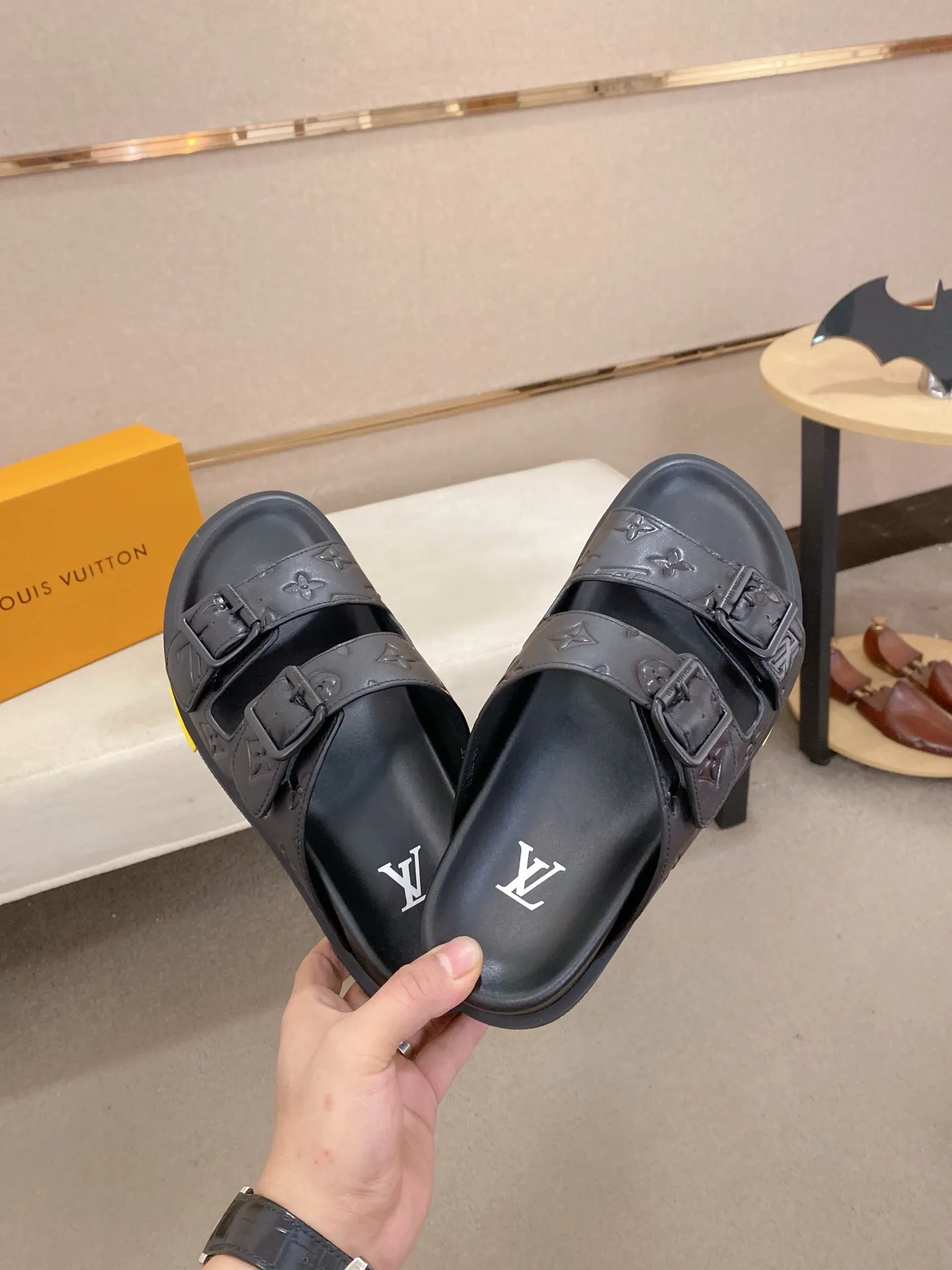 Factory price: 420💰Made by LV🔍Top purchasing agent. Men's spring and summer slippers are available at the same counter. The uppers are made of cowhide imported from Italy. High-quality craftsmanship, soles: original soles specially provided by the original factory, exclusive movable molded soles are super comfortable, original factory follow-up goods, 🔍🔍high quality, can be entered and exited the counter at will, welcome to compare, code number 38-44. Can be customized45
